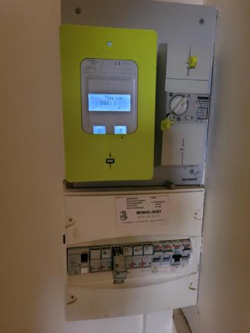 Petit IMMEUBLE sans copro : Bureau + F2 + Studio