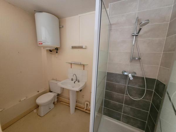 Petit IMMEUBLE sans copro : Bureau + F2 + Studio