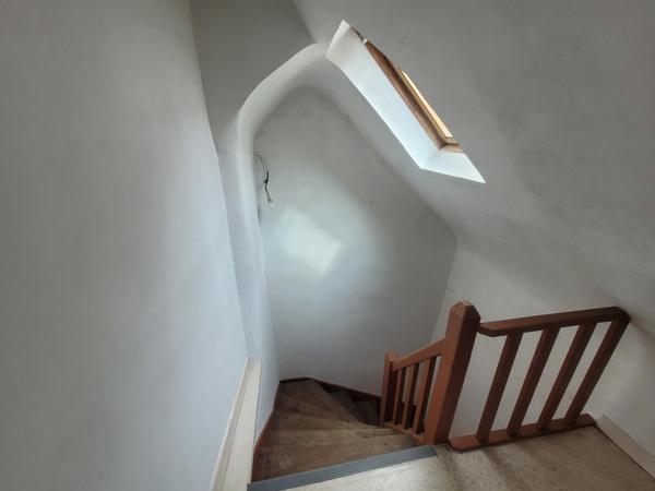 Petit IMMEUBLE sans copro : Bureau + F2 + Studio