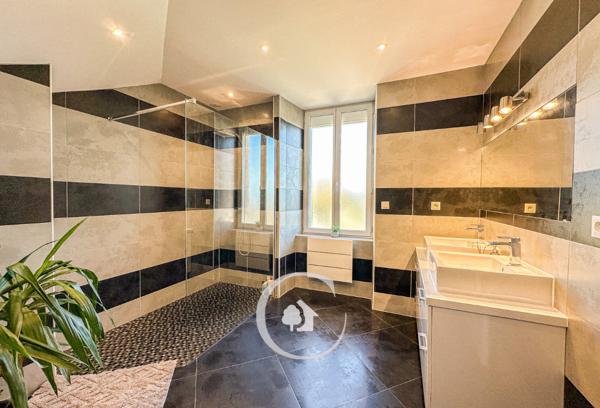 Saint-André-de-Cubzac (33240) BÂTISSE T6 - 5 CHAMBRES - PISCINE