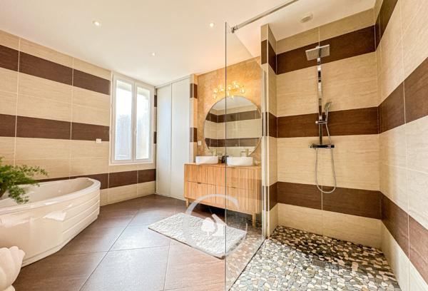 Saint-André-de-Cubzac (33240) BÂTISSE T6 - 5 CHAMBRES - PISCINE