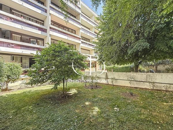 Grand studio avec balcon au pied du métro Villejuif Léo Lagrange