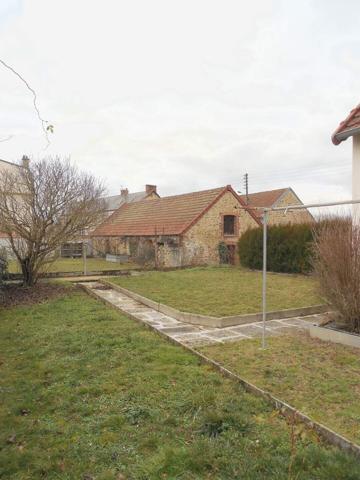 A vendre grande maison dans unique station thermale du Limousin.
