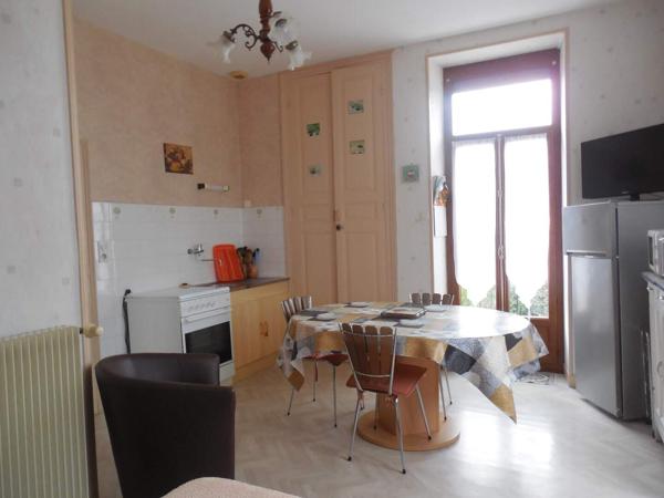 A vendre grande maison dans unique station thermale du Limousin.