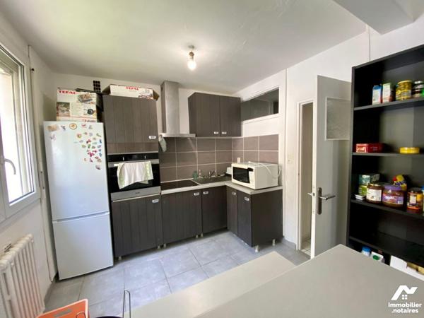 En la ville de Brest, Finistère (29) - Secteur Saint Michel - Au rez-de-chaussée surélevé d'une...