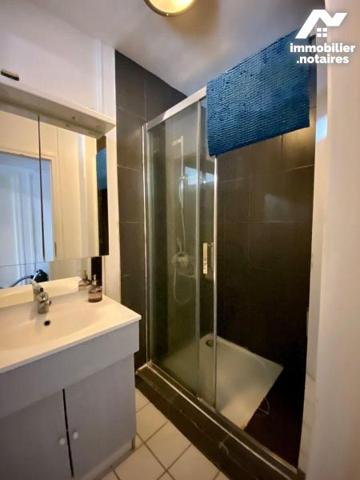 En la ville de Brest, Finistère (29) - Secteur Saint Michel - Au rez-de-chaussée surélevé d'une...