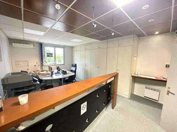 A VENDRE ENTRE CENTRE VILLE ET FAC BUREAUX CLIMATISES AVEC 7 EMPLACEMENT DE PARKING PRIVATIFS EN BON ETAT SUR UN AXE MAJEUR