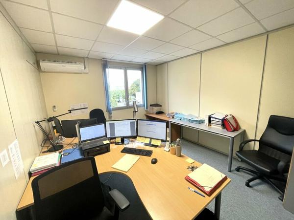 A VENDRE ENTRE CENTRE VILLE ET FAC BUREAUX CLIMATISES AVEC 7 EMPLACEMENT DE PARKING PRIVATIFS EN BON ETAT SUR UN AXE MAJEUR