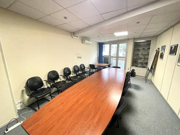 A VENDRE ENTRE CENTRE VILLE ET FAC BUREAUX CLIMATISES AVEC 7 EMPLACEMENT DE PARKING PRIVATIFS EN BON ETAT SUR UN AXE MAJEUR