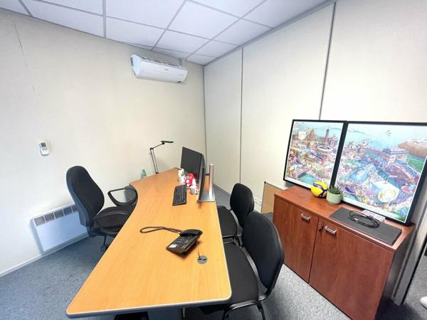 A VENDRE ENTRE CENTRE VILLE ET FAC BUREAUX CLIMATISES AVEC 7 EMPLACEMENT DE PARKING PRIVATIFS EN BON ETAT SUR UN AXE MAJEUR