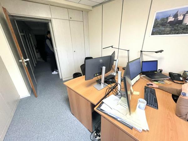A VENDRE ENTRE CENTRE VILLE ET FAC BUREAUX CLIMATISES AVEC 7 EMPLACEMENT DE PARKING PRIVATIFS EN BON ETAT SUR UN AXE MAJEUR