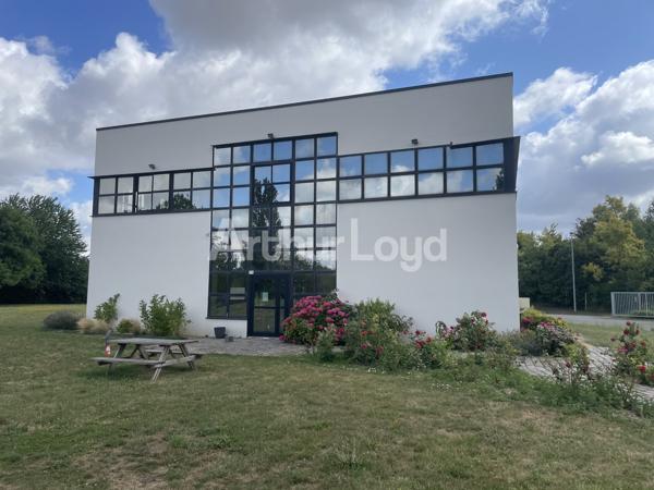 Bureaux à louer à Lens dans immeuble rénové avec vaste parking privatif