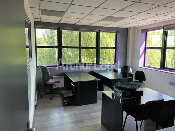 Bureaux à louer à Lens dans immeuble rénové avec vaste parking privatif