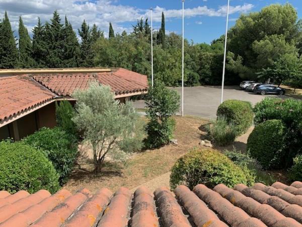 Bureaux à vendre Avignon sud, 911 m2 avec terrain privatif et parkings