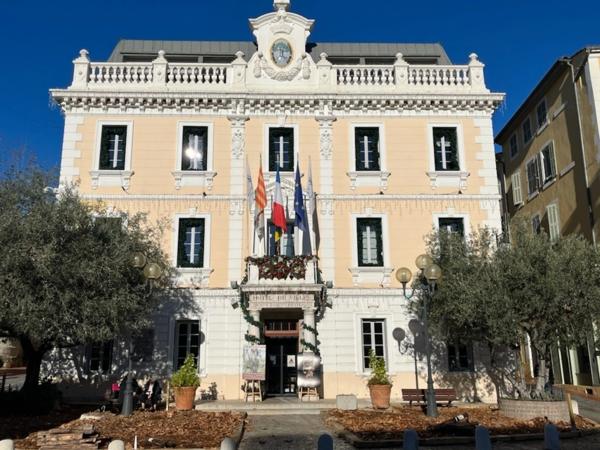 83 Ollioules immeuble de rapport 5 logements 2140 euros net/mois