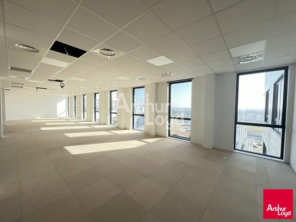 CESSON SEVIGNE - BUREAUX A LOUER - 3 422 M² - DIVISIBLE