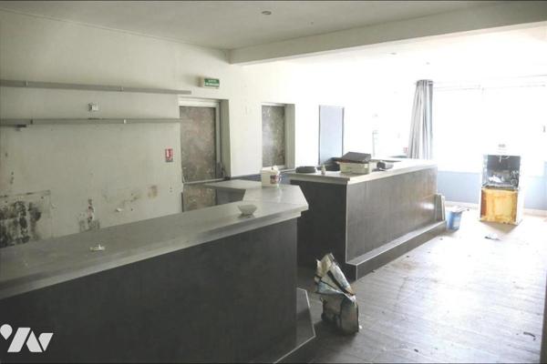 Local à usage professionnel, commercial et habitation - Cave - Cour. 161,60 m² habitable.