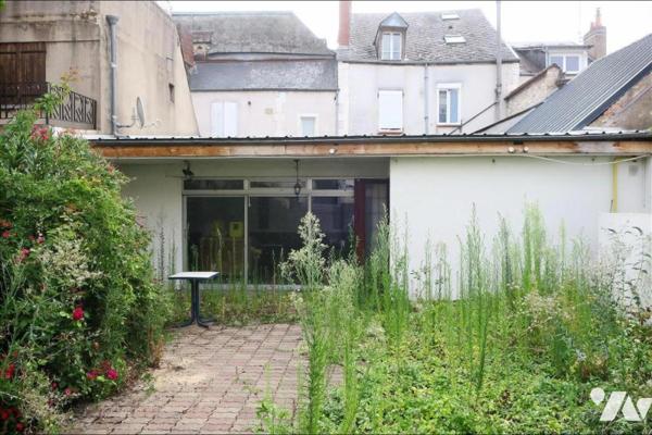 Local à usage professionnel, commercial et habitation - Cave - Cour. 161,60 m² habitable.