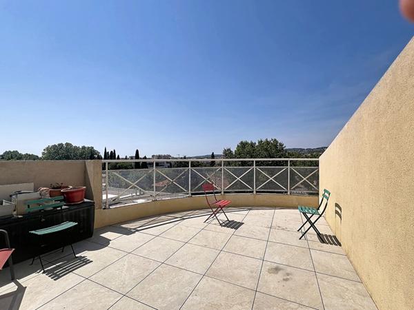 A louer beau T3 en centre ville avec ascenseur et terrasse entièrement meublé  et climatisé! A voir vite!