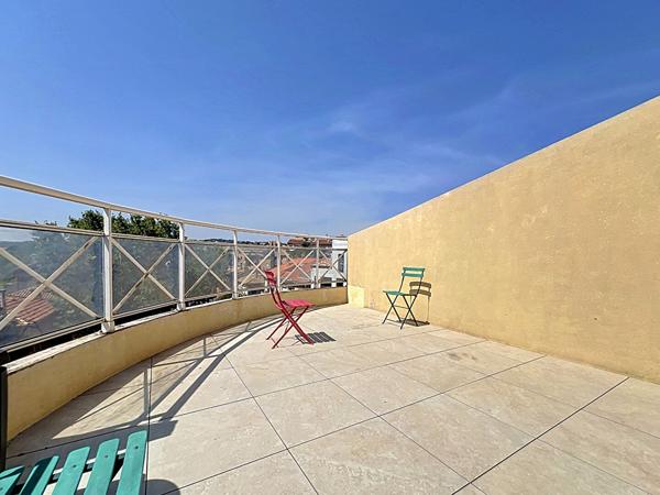 A louer beau T3 en centre ville avec ascenseur et terrasse entièrement meublé  et climatisé! A voir vite!