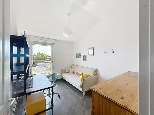 A louer beau T3 en centre ville avec ascenseur et terrasse entièrement meublé  et climatisé! A voir vite!