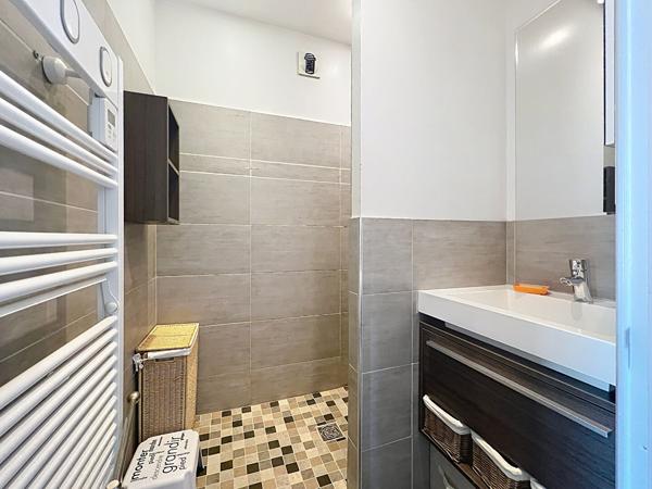A louer beau T3 en centre ville avec ascenseur et terrasse entièrement meublé  et climatisé! A voir vite!