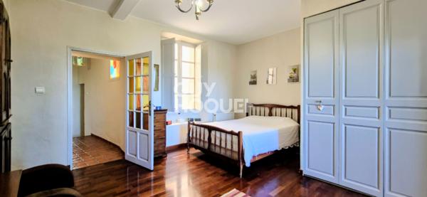 Demeure en pierres de 200 m2 env avec vue panoramique sur le pays d'Aix, extérieur et double garage