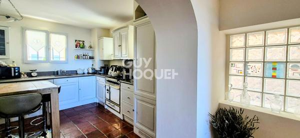 Demeure en pierres de 200 m2 env avec vue panoramique sur le pays d'Aix, extérieur et double garage