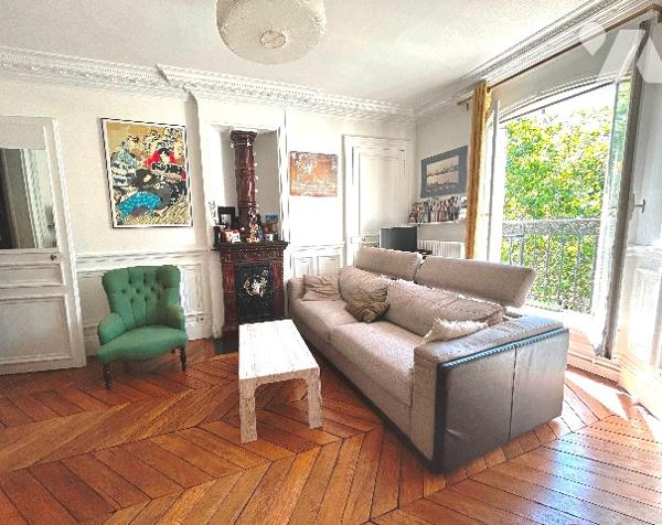 Au 5e étage, un appartement lumineux de 3 pièces, 73,65 m², avec balcon filant. Loué