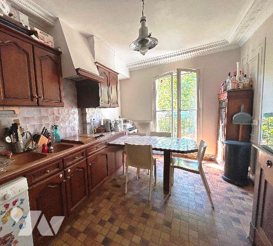 Au 5e étage, un appartement lumineux de 3 pièces, 73,65 m², avec balcon filant. Loué