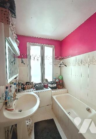 Au 5e étage, un appartement lumineux de 3 pièces, 73,65 m², avec balcon filant. Loué
