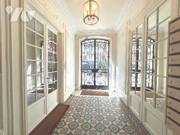 Au 5e étage, un appartement lumineux de 3 pièces, 73,65 m², avec balcon filant. Loué