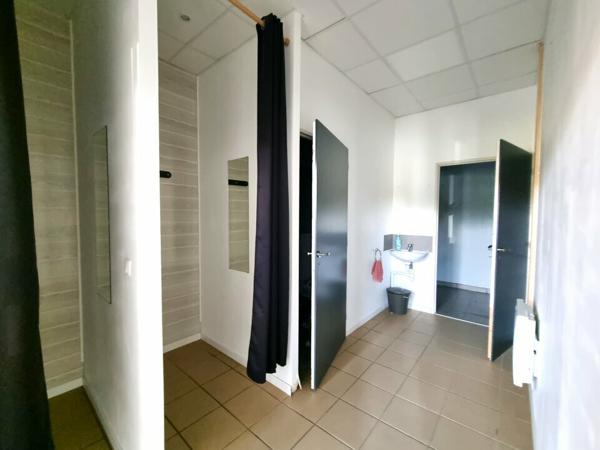 SAINT BENOIT - ROCADE - LOCAL PROFESSIONNEL de 187m² - BUREAUX OU ACTIVITES ARTISANALES A VENDRE OU A LOUER