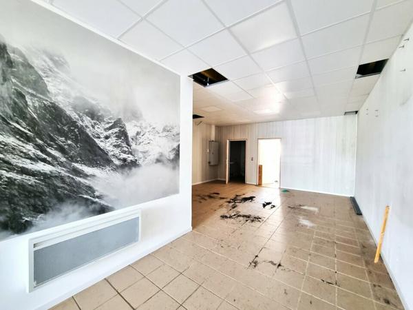 SAINT BENOIT - ROCADE - LOCAL PROFESSIONNEL de 187m² - BUREAUX OU ACTIVITES ARTISANALES A VENDRE OU A LOUER