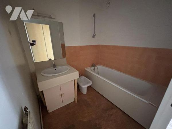 A VENDRE, Gironde, proche Bordeaux, TALENCE, rue Lafitte, dans un petit immeuble des années 60 ...