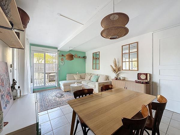 Appartement à Villieu, à deux pas des commerces et des écoles 67m², 2 chambres, terrasse de 57m², garage et place de parking