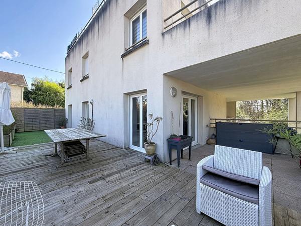 Appartement à Villieu, à deux pas des commerces et des écoles 67m², 2 chambres, terrasse de 57m², garage et place de parking