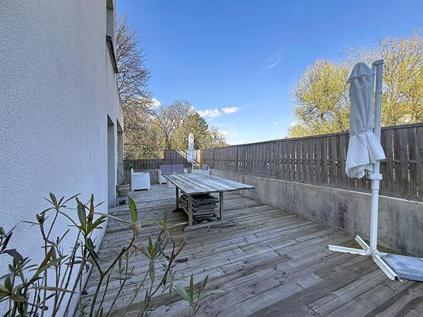 Appartement à Villieu, à deux pas des commerces et des écoles 67m², 2 chambres, terrasse de 57m², garage et place de parking