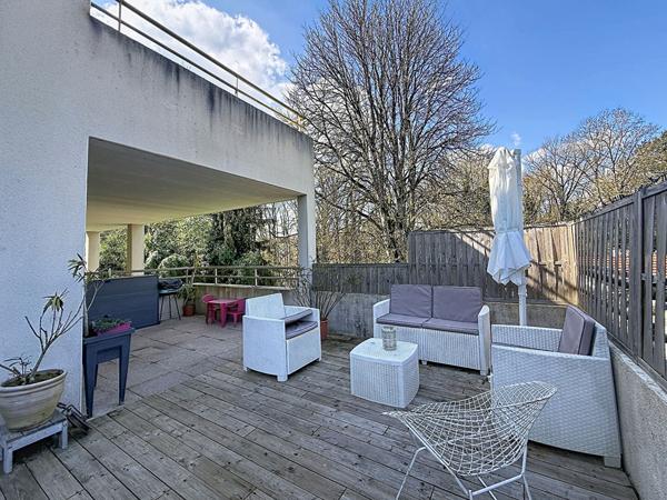 Appartement à Villieu, à deux pas des commerces et des écoles 67m², 2 chambres, terrasse de 57m², garage et place de parking