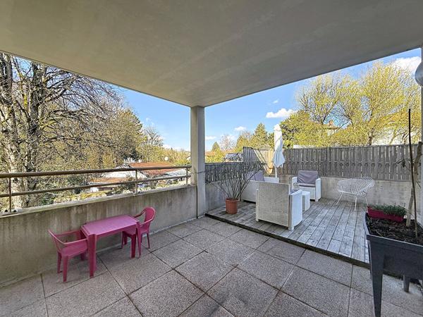 Appartement à Villieu, à deux pas des commerces et des écoles 67m², 2 chambres, terrasse de 57m², garage et place de parking