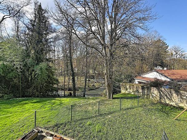 Appartement à Villieu, à deux pas des commerces et des écoles 67m², 2 chambres, terrasse de 57m², garage et place de parking