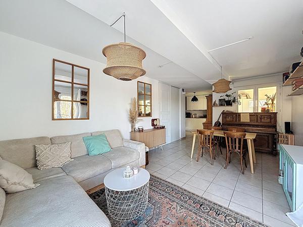 Appartement à Villieu, à deux pas des commerces et des écoles 67m², 2 chambres, terrasse de 57m², garage et place de parking