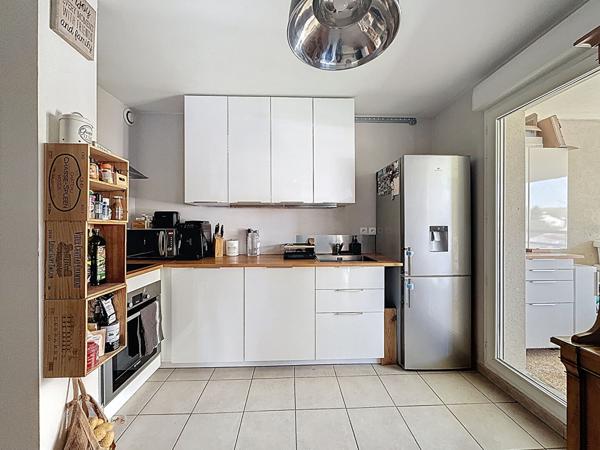 Appartement à Villieu, à deux pas des commerces et des écoles 67m², 2 chambres, terrasse de 57m², garage et place de parking