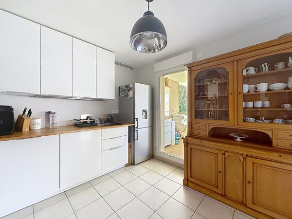 Appartement à Villieu, à deux pas des commerces et des écoles 67m², 2 chambres, terrasse de 57m², garage et place de parking