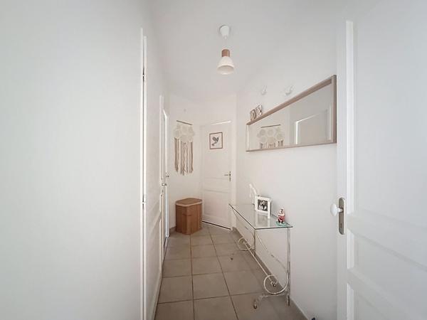 Appartement à Villieu, à deux pas des commerces et des écoles 67m², 2 chambres, terrasse de 57m², garage et place de parking