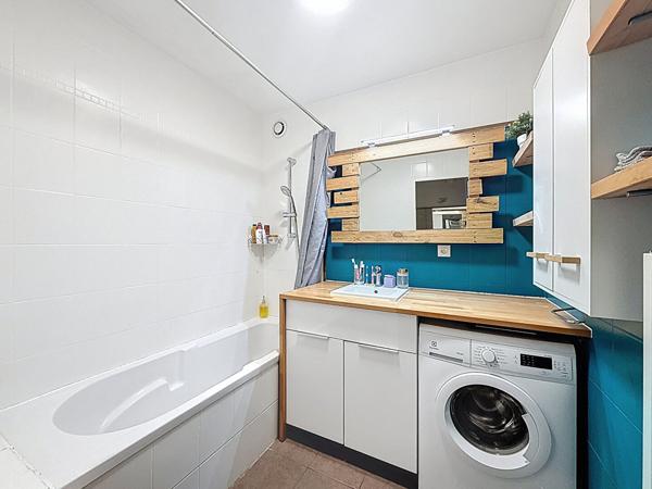 Appartement à Villieu, à deux pas des commerces et des écoles 67m², 2 chambres, terrasse de 57m², garage et place de parking