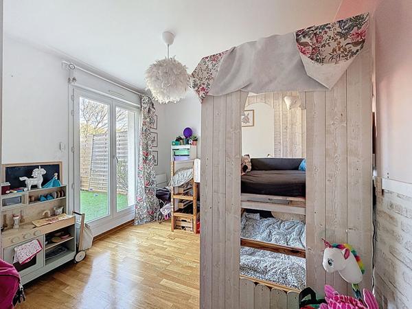 Appartement à Villieu, à deux pas des commerces et des écoles 67m², 2 chambres, terrasse de 57m², garage et place de parking