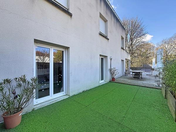 Appartement à Villieu, à deux pas des commerces et des écoles 67m², 2 chambres, terrasse de 57m², garage et place de parking