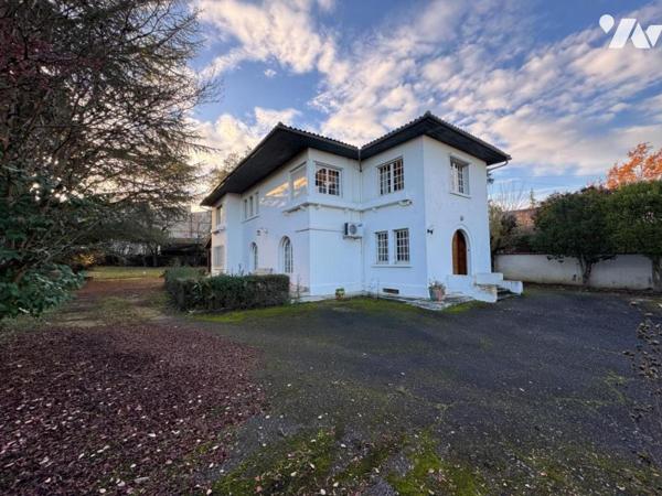 PROCHE CENTRE, GRANDE VILLA ANNEES 50 AVEC JARDIN