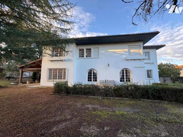 PROCHE CENTRE, GRANDE VILLA ANNEES 50 AVEC JARDIN